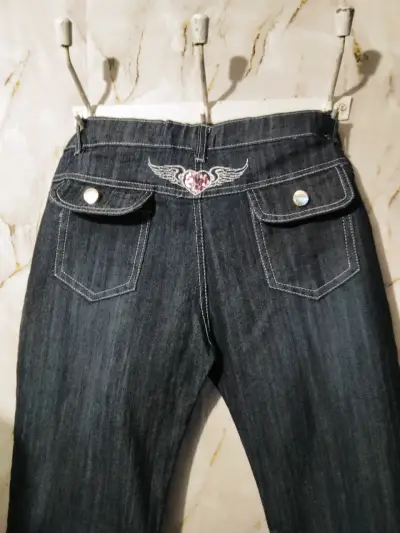 Jeans de mujer con diseño de alas y corazón - miniatura 1