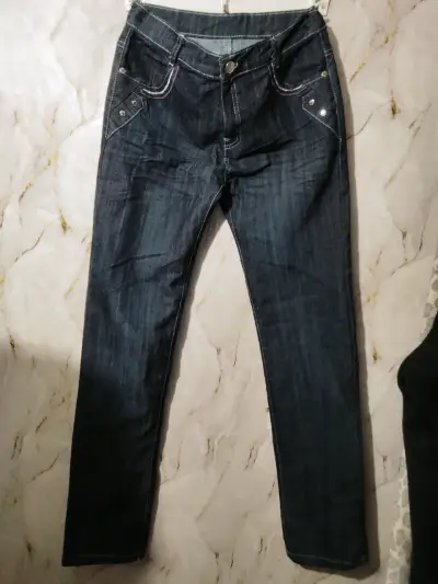 Jeans de mujer con diseño de alas y corazón - miniatura 2