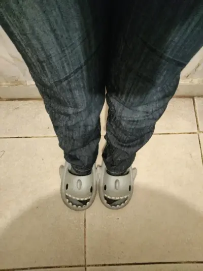 Jeans de mujer con diseño de alas y corazón - miniatura 3