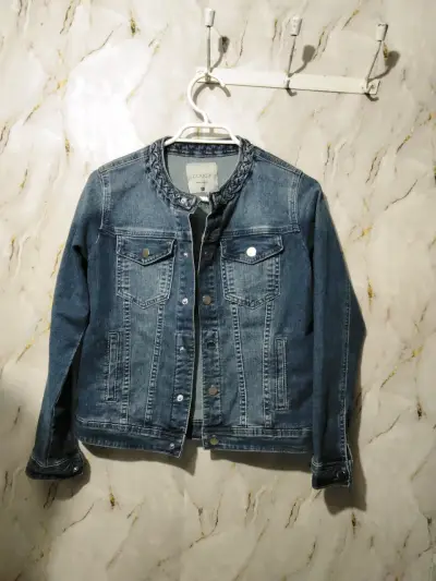 Chaqueta de mezclilla azul para mujer - miniatura 2
