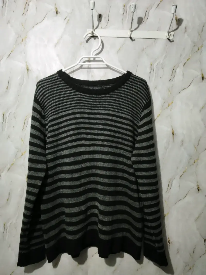 Suéter de rayas negro y gris