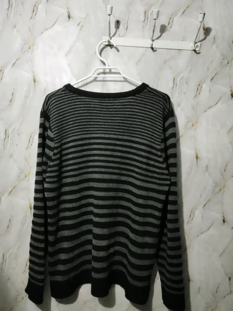 Suéter de rayas negro y gris - 2