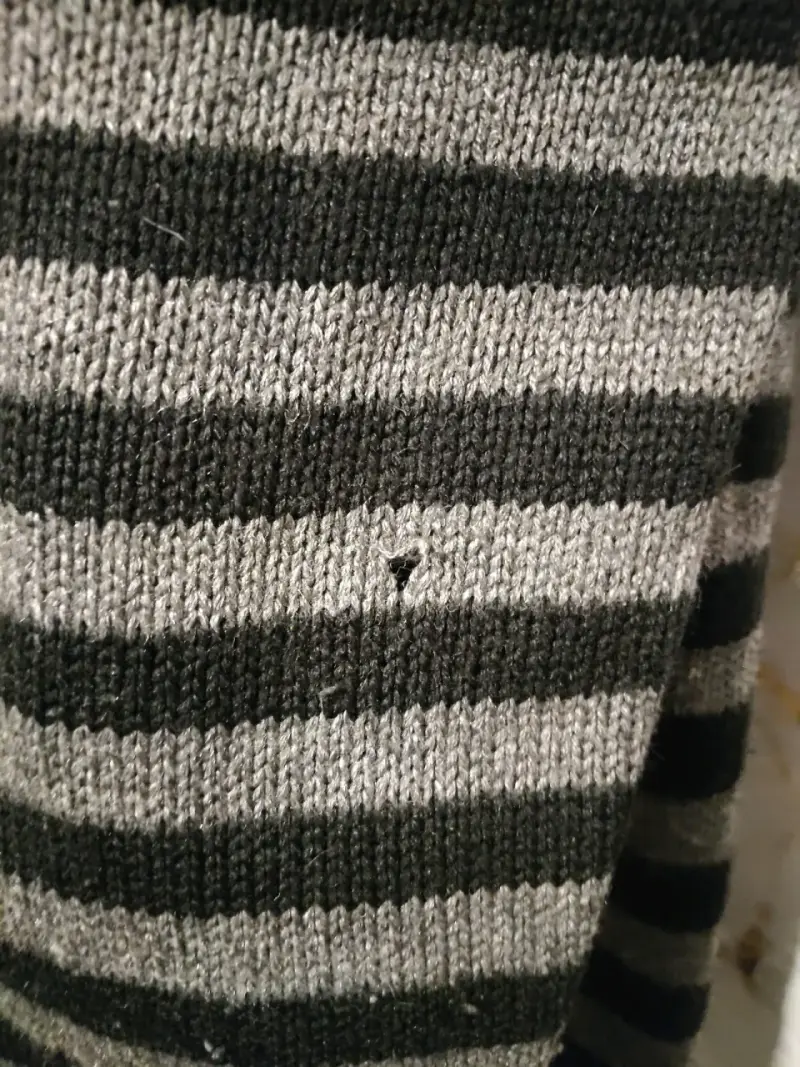 Suéter de rayas negro y gris - 3
