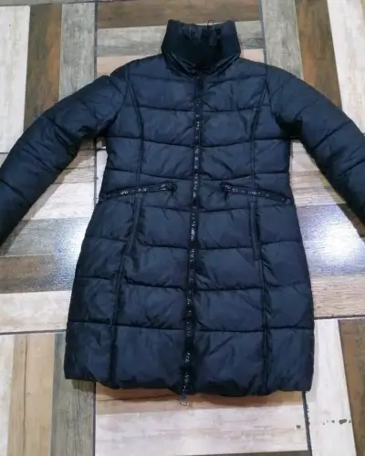 Abrigo negro acolchado para mujer con cierre - miniatura 1