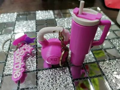 Set de llaveros 3D con diseño de pesa y vaso - miniatura 2
