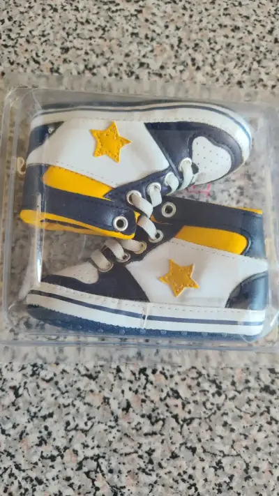 Zapatillas de bebé con diseño de estrella - miniatura 1