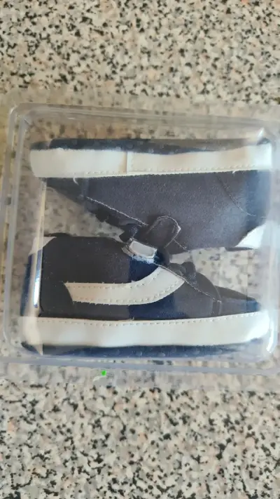 Zapatillas de bebé azul marino con suela antideslizante - miniatura 1