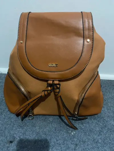 Mochila de cuero marrón Secret con bolsillos - miniatura 1