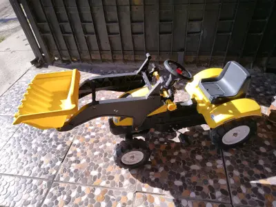 Tractor amarillo con pedales - miniatura 1