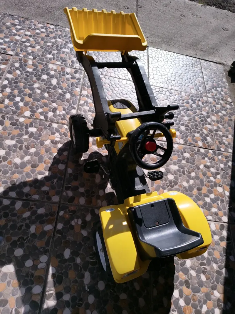 Tractor amarillo con pedales - 2