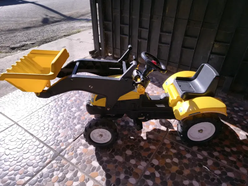 Tractor amarillo con pedales - 3