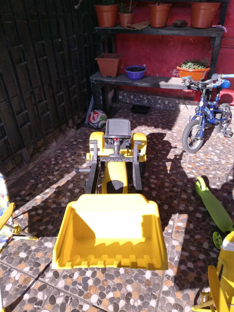 Tractor amarillo con pedales - 4