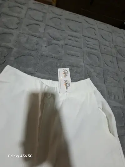 Pantalones blancos de tiro alto para mujer - miniatura 2