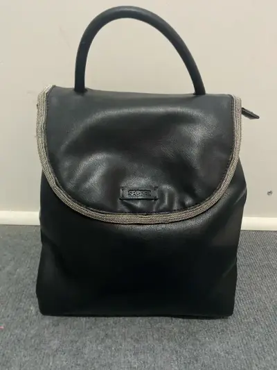 Mochila de cuero negra Secret con cierre metálico - miniatura 1