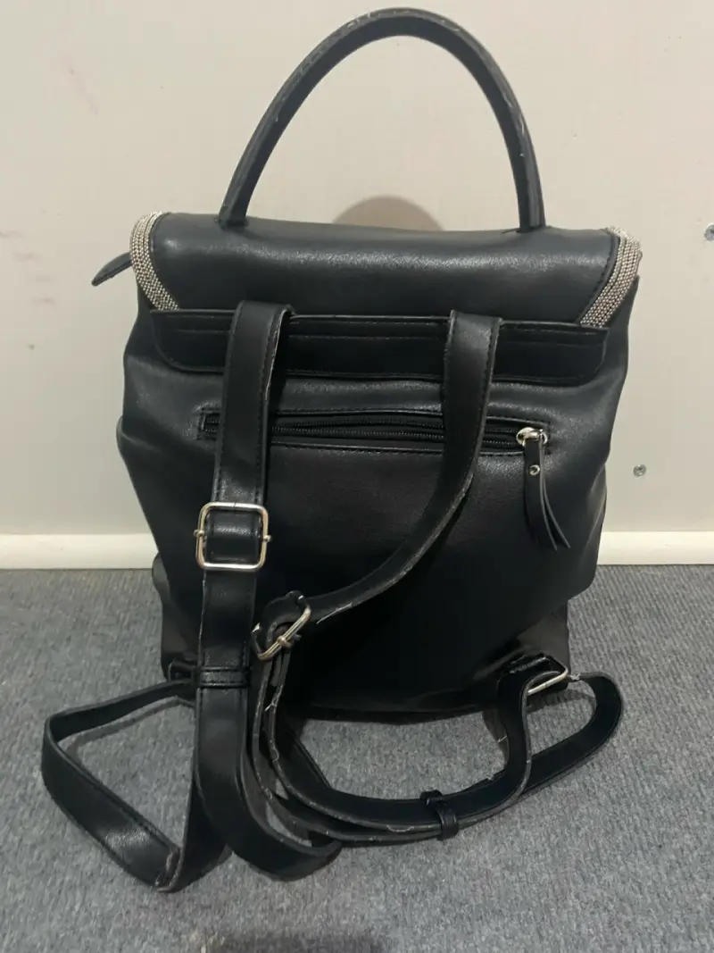 Mochila de cuero negra Secret con cierre metálico - 2