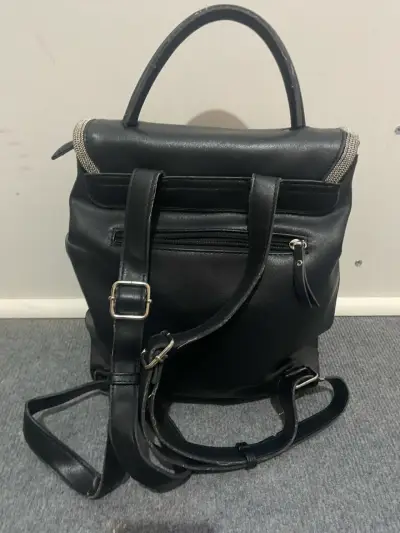 Mochila de cuero negra Secret con cierre metálico - miniatura 2
