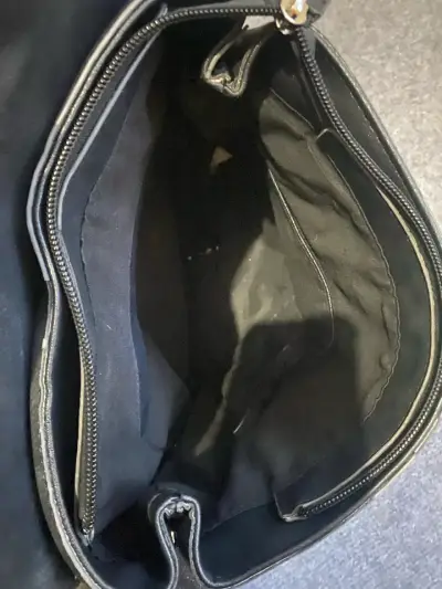 Mochila de cuero negra Secret con cierre metálico - miniatura 3