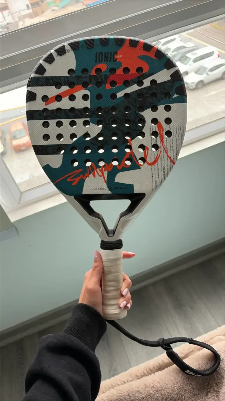 Pala de pádel BullPadel Ionic Light en buen estado