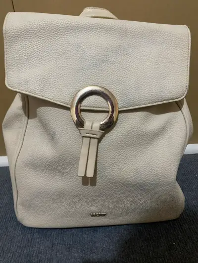 Mochila beige de cuero con detalle metálico - miniatura 1