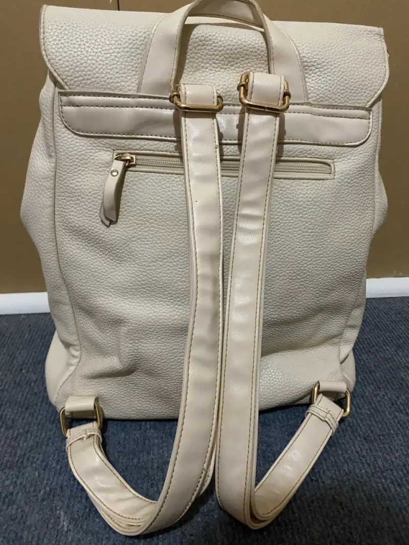 Mochila beige de cuero con detalle metálico - 2