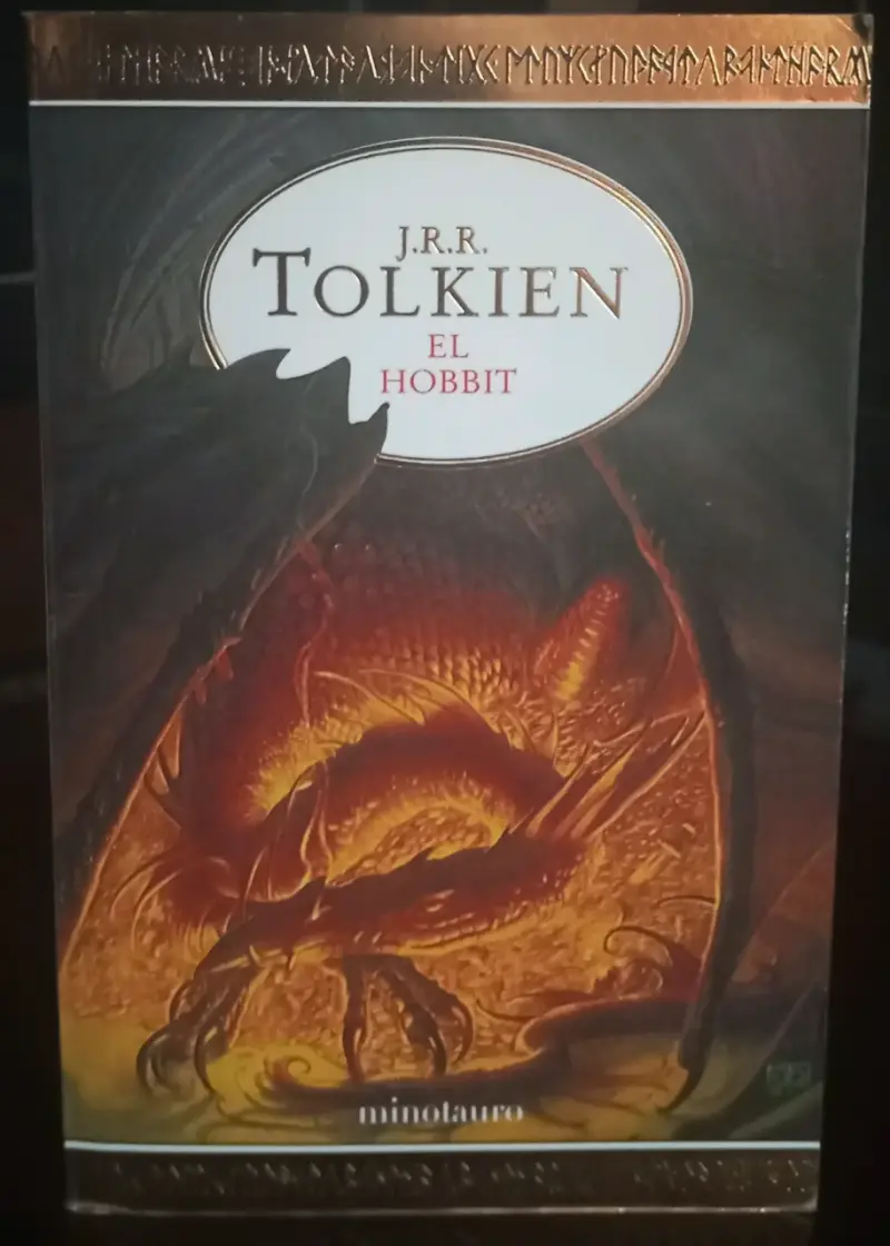 Libro El Hobbit de J.R.R Tolkien.