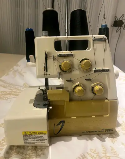 Máquina Overlock Toyota 4 Hilos - miniatura 1