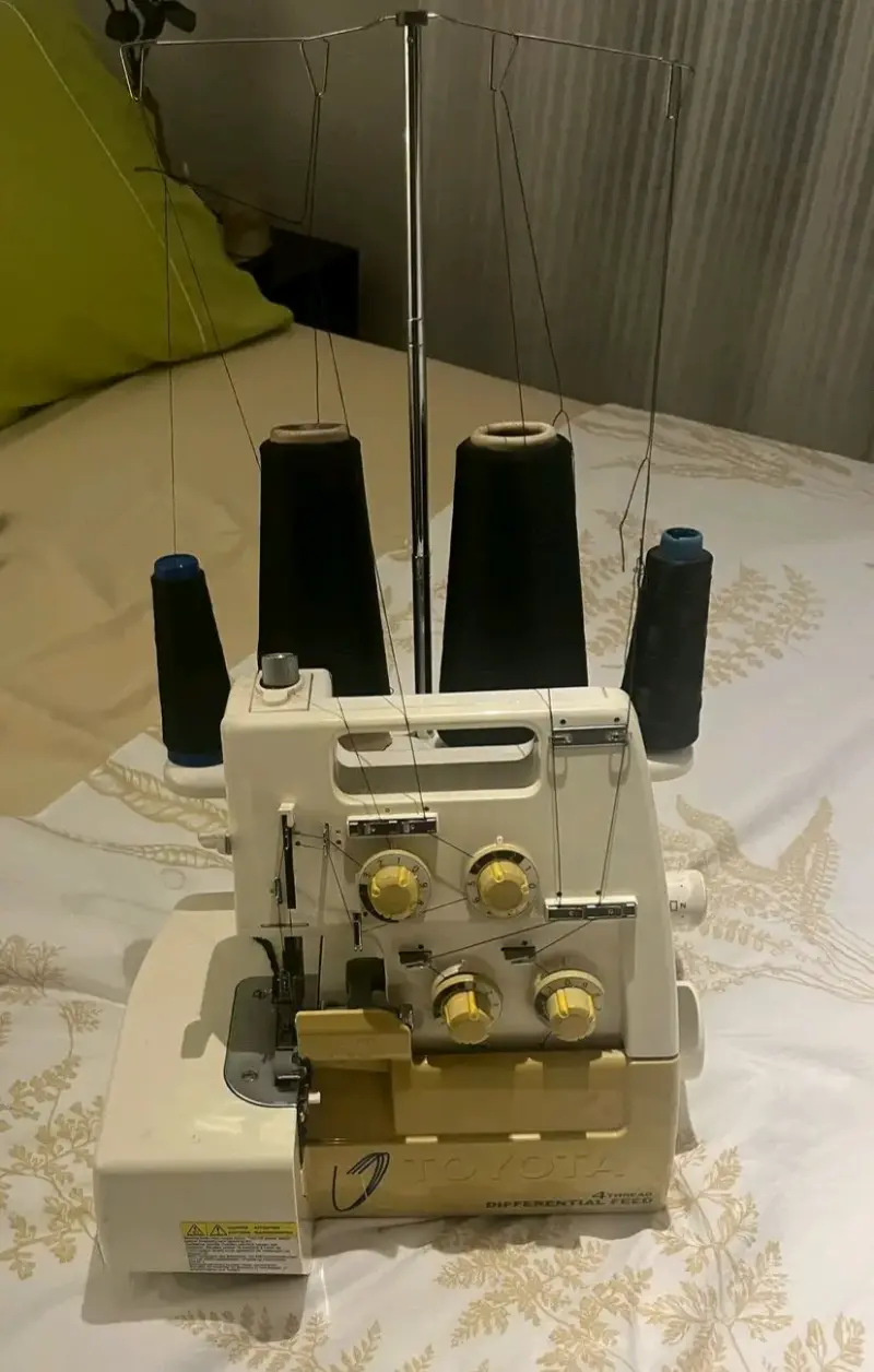 Máquina Overlock Toyota 4 Hilos - 2