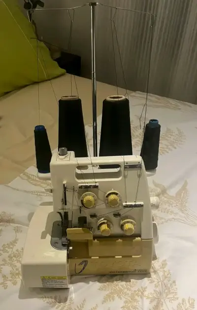 Máquina Overlock Toyota 4 Hilos - miniatura 2