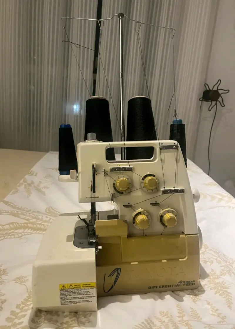 Máquina Overlock Toyota 4 Hilos - 3