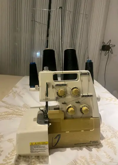 Máquina Overlock Toyota 4 Hilos - miniatura 3