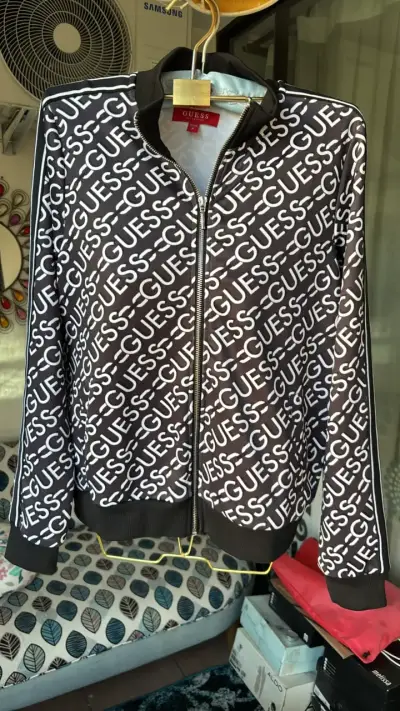 Chaqueta deportiva Guess negra con logo - miniatura 1