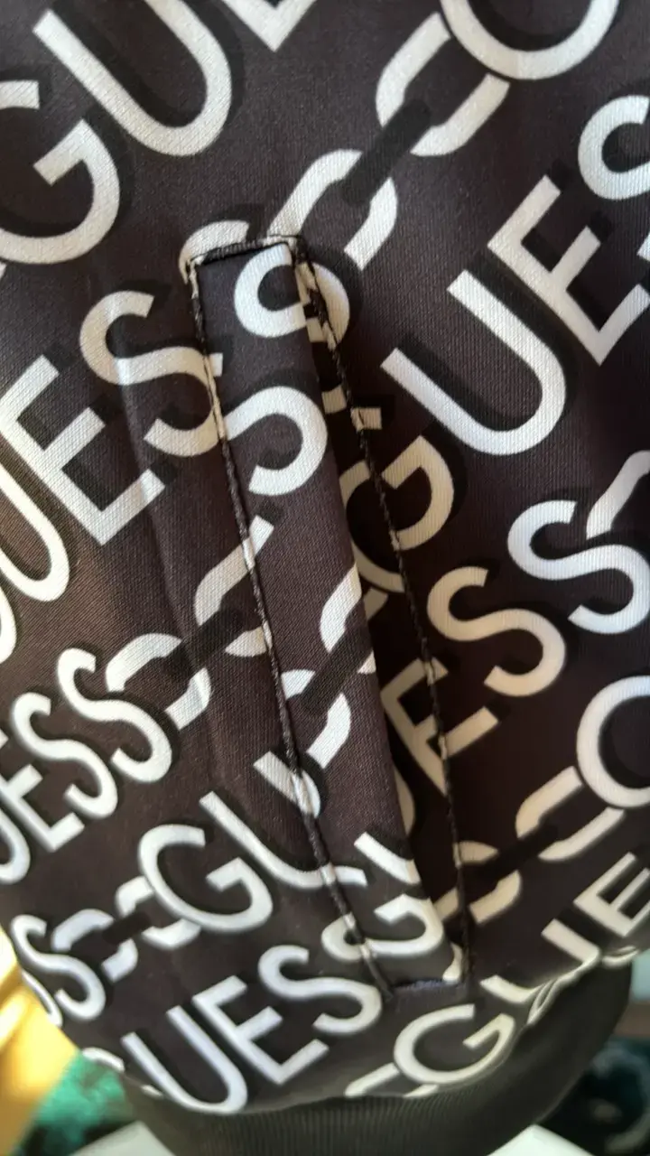 Chaqueta deportiva Guess negra con logo - 5