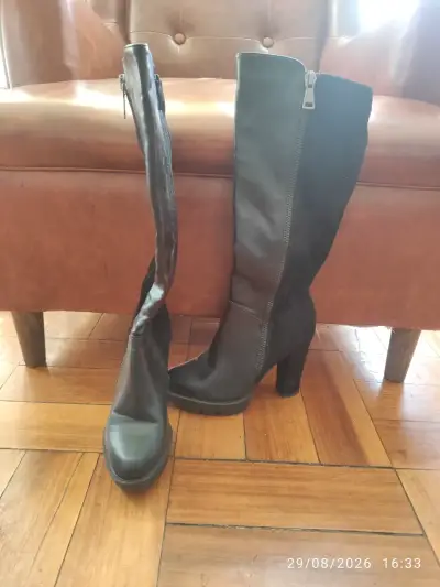 Botas negras de cuerina con tacón alto - miniatura 1