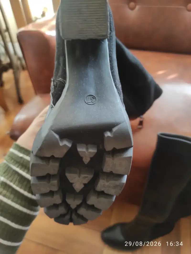 Botas negras de cuerina con tacón alto - 2
