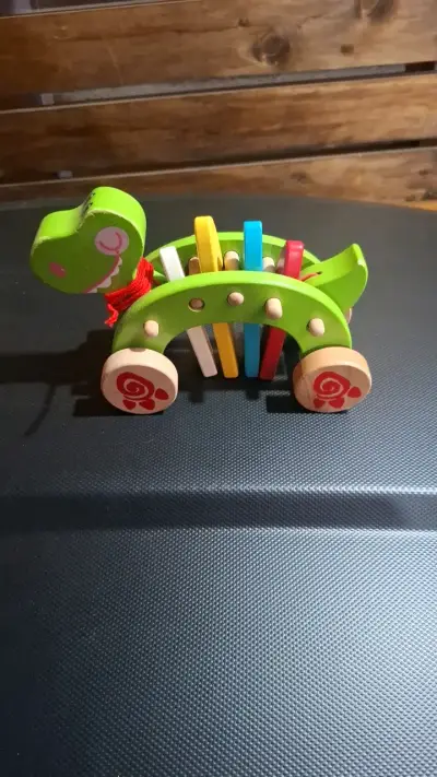 Juguete de madera en forma de cocodrilo - miniatura 1