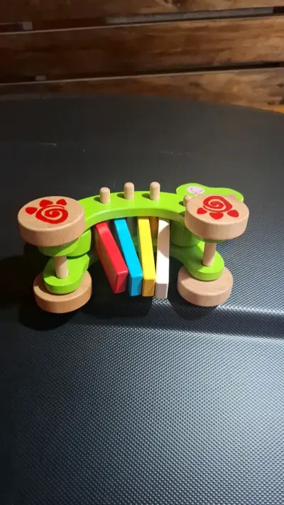 Juguete de madera en forma de cocodrilo - miniatura 2