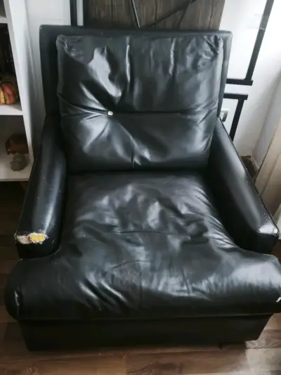 Sillón de cuero negro con desgaste - miniatura 1