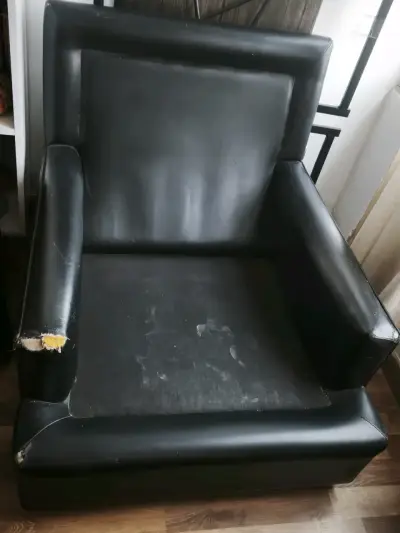 Sillón de cuero negro con desgaste - miniatura 3
