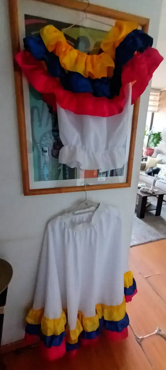 Traje típico colombiano para mujer con volantes - 1