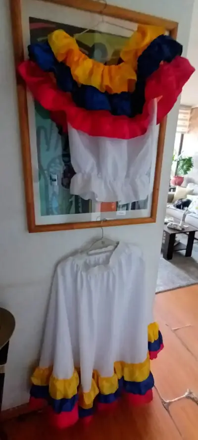 Traje típico colombiano para mujer con volantes - miniatura 1