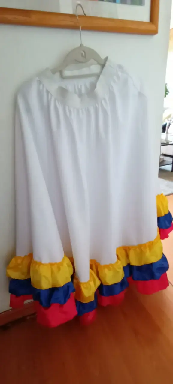 Traje típico colombiano para mujer con volantes - 2