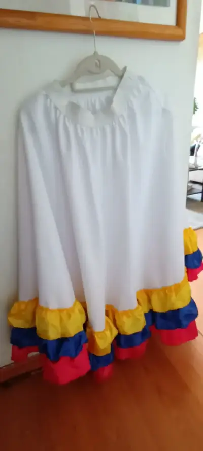 Traje típico colombiano para mujer con volantes - miniatura 2
