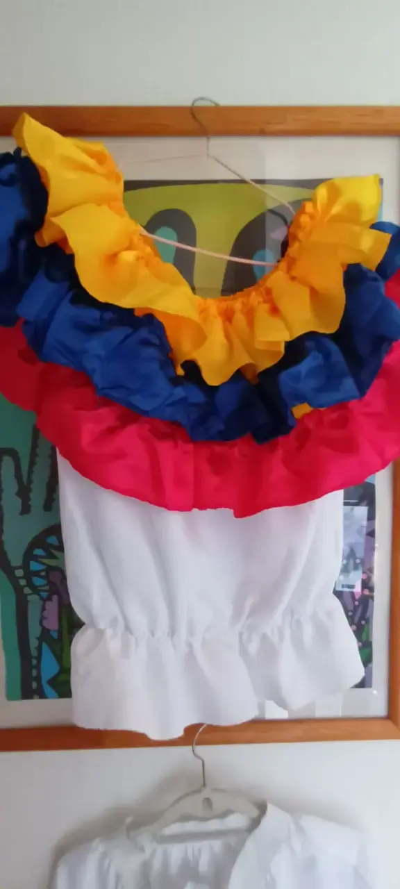 Traje típico colombiano para mujer con volantes - 3