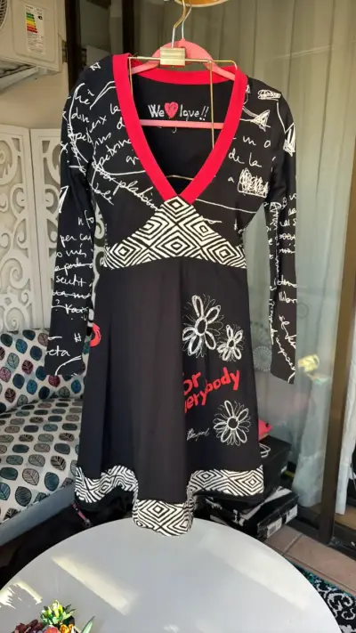Vestido Desigual negro con rojo y lentejuelas - miniatura 1