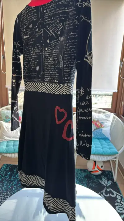 Vestido Desigual negro con rojo y lentejuelas - miniatura 4