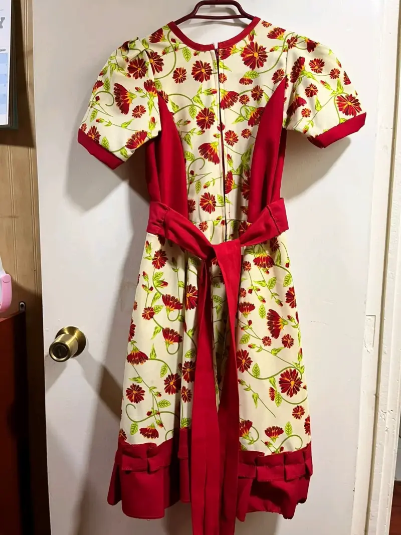 Vestido Huasa Talla 14 con abrigo rojo elegante - 1