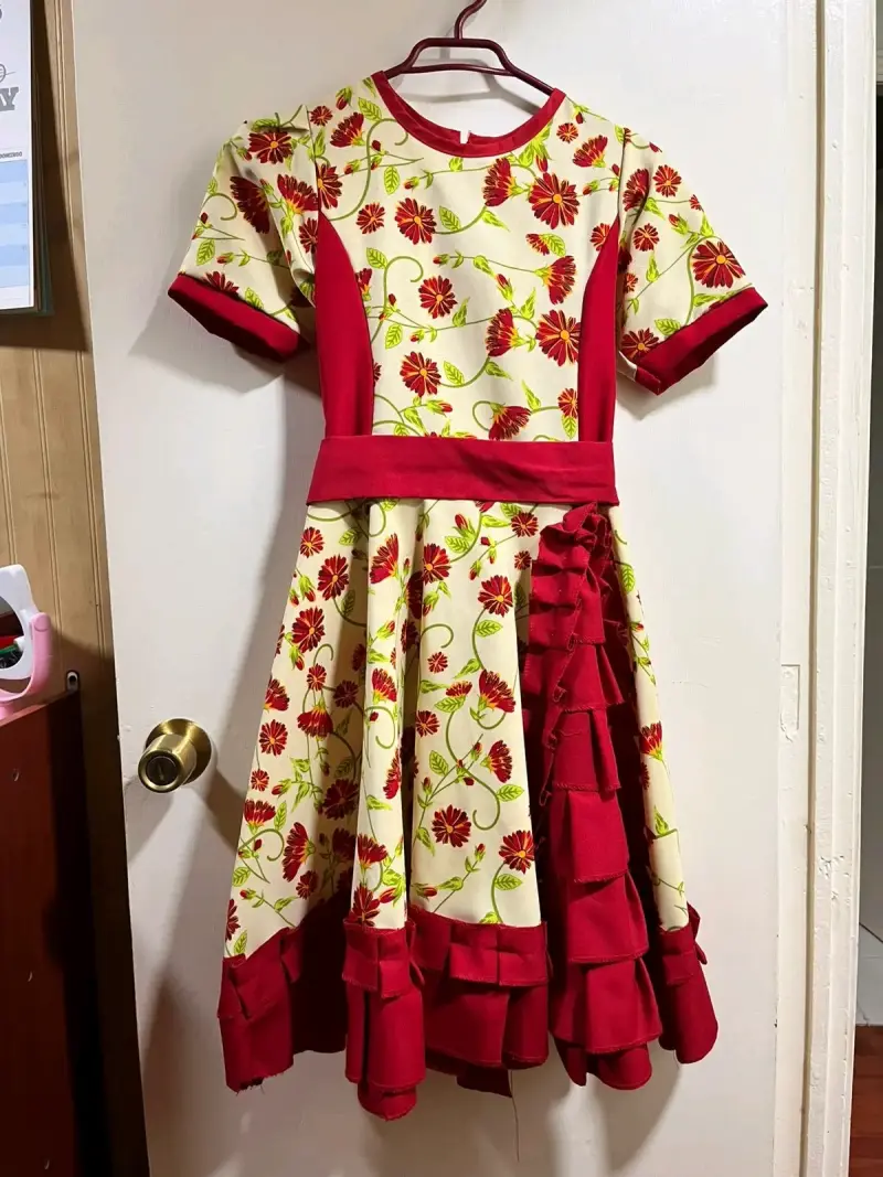 Vestido Huasa Talla 14 con abrigo rojo elegante - 4