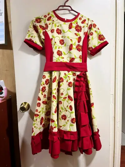 Vestido Huasa Talla 14  con abrigo rojo elegante - miniatura 4