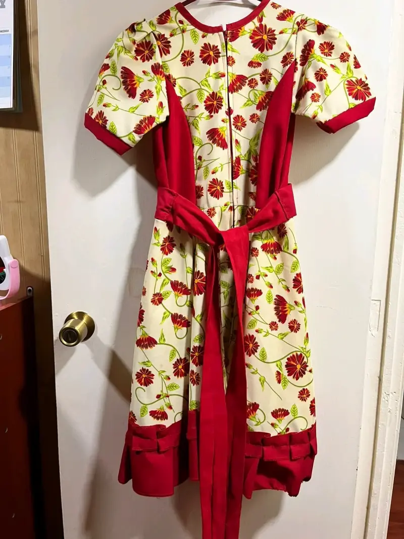 Vestido Huasa Talla 14 con abrigo rojo elegante - 5