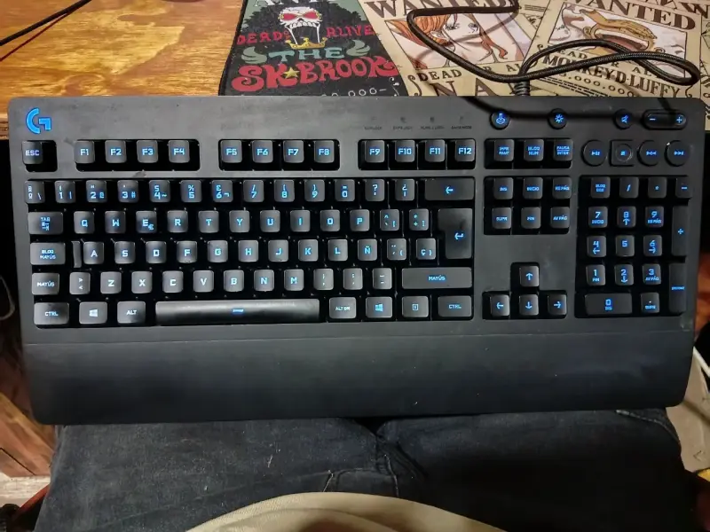 Teclado mecánico Logitech retroiluminado
